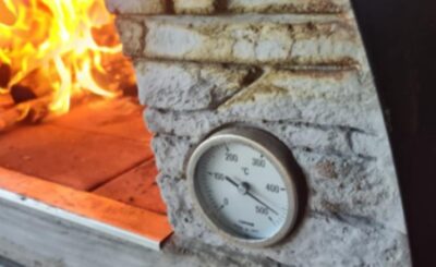 Peixe assado em forno a lenha